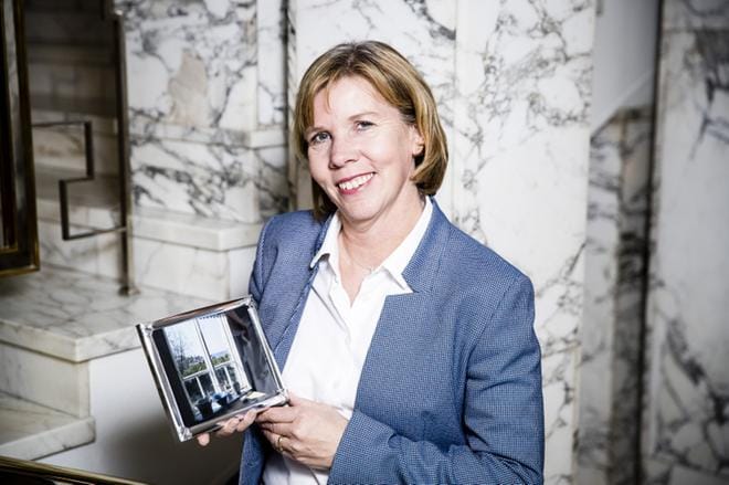 Rkp:n puheenjohtaja Anna-Maja Henriksson toi Lännen Median pyynnöstä haastatteluun mukanaan itselleen tärkeän esineen. Se on kauniisti kehystetty maisemakuva Mässkärin saaresta Pietarsaaren saaristosta. Kuva: Joel Maisalmi