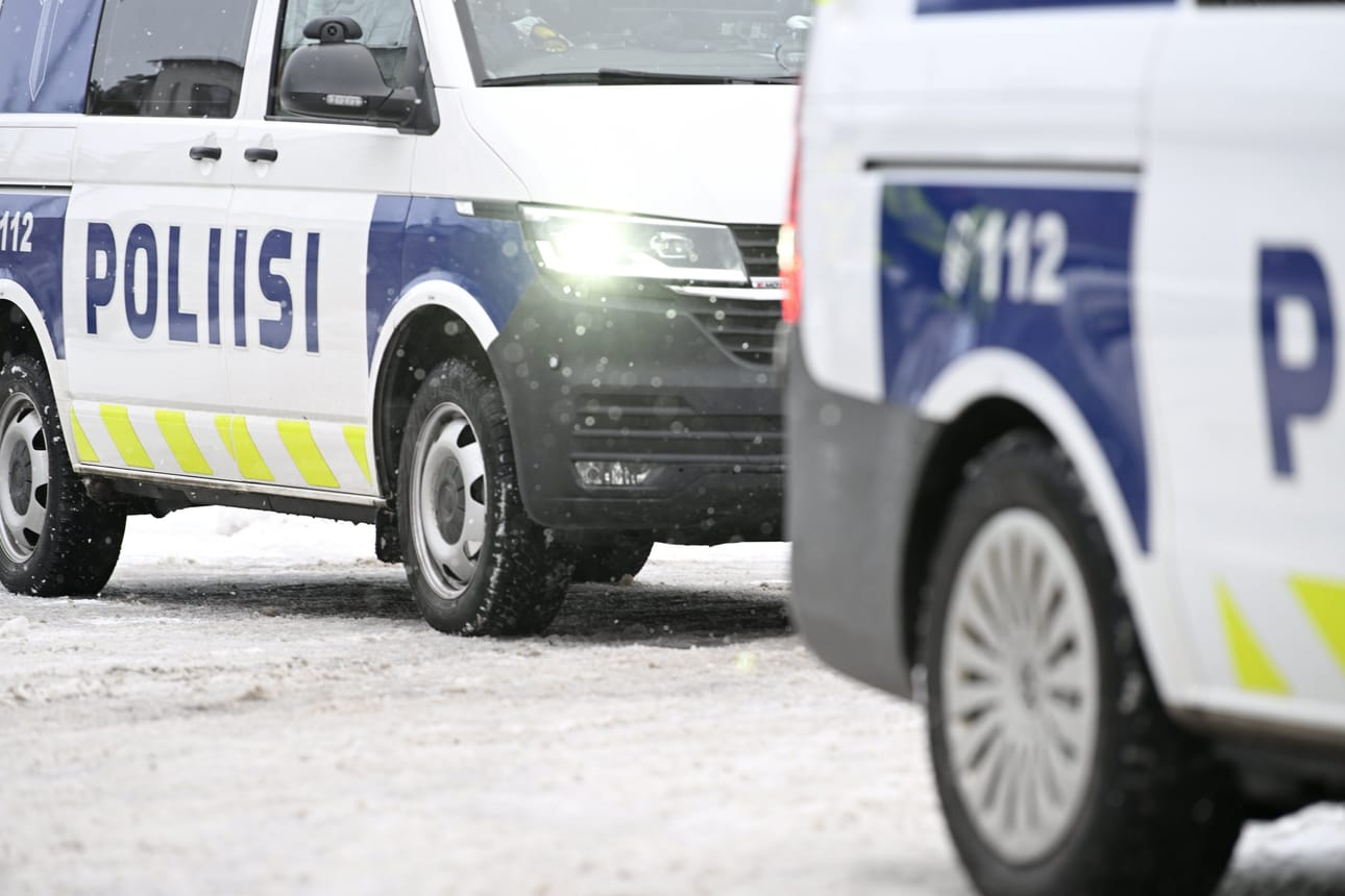 Tapahtumaa tutkitaan tapon yrityksenä, törkeänä ampuma-aserikoksena ja törkeänä liikenneturvallisuuden vaarantamisena.