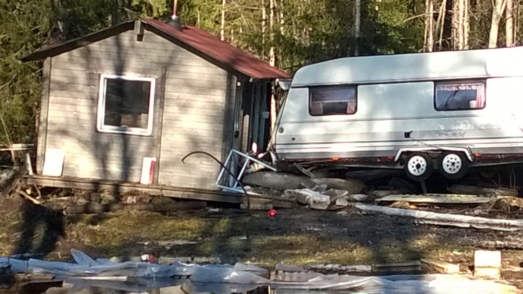 Kiiminkijoen tulva siirsi kevyesti mökkiä ja asuntovaunua.