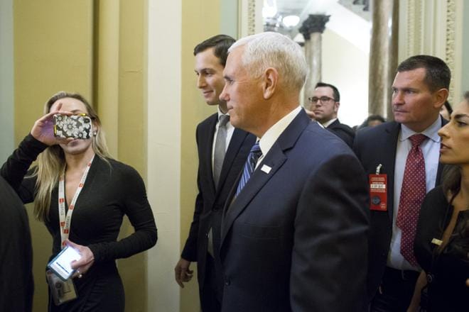 Yhdysvaltain varapresidentti Mike Pence keskusteli Suomen pääministerin Juha Sipilän kanssa muun muassa EU:n puolustusyhteistyöstä. Sen sijaan Sipilän tapaaminen Pencen vieressä seisovan presidentti Trumpin vävyn Jared Kushnerin kanssa jäi toteutumatta. KUVA: Michael Reynolds