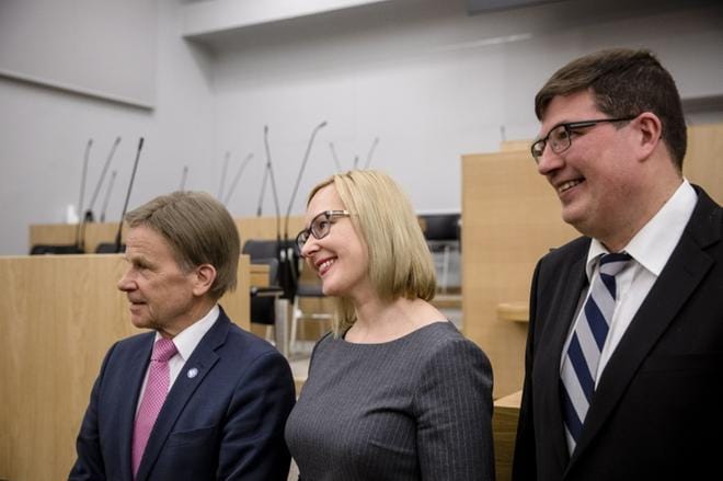 Eduskunta valitsi puhemieheksi Maria Lohelan (ps.) vuoden 2017 valtiopäivien ajaksi. Ensimmäisenä varapuhemiehenä jatkaa Mauri Pekkarinen (vasemmalla) (kesk.) ja toisena varapuhemiehenä jatkaa Arto Satonen (oikealla) (kok.). Eduskunta. Kuva: Joel Maisalmi