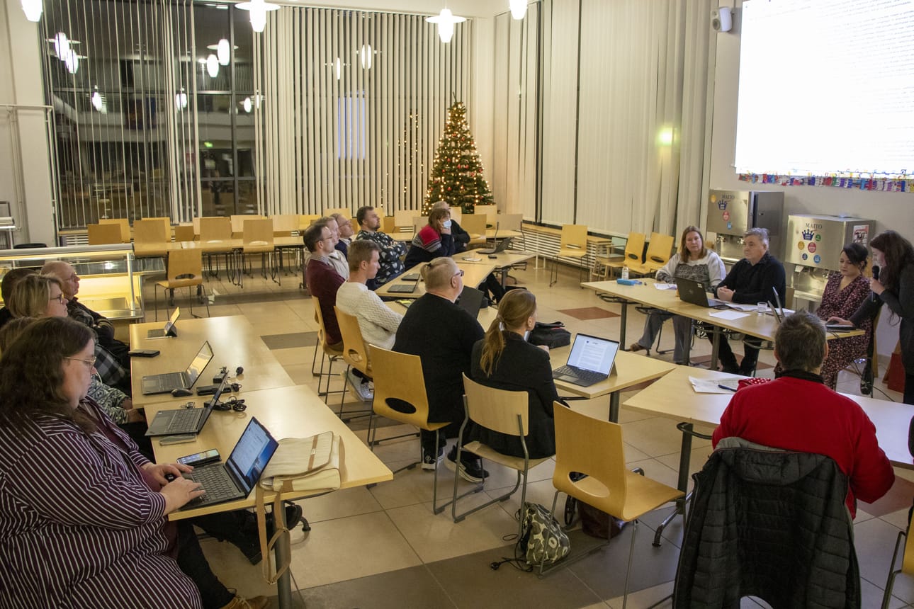 Lumijoen kunnanvaltuuston kokoukset on tältä vuodelta taputeltu. Viimeisen kokouksen yhteydessä päättäjät nauttivat jouluruoasta.