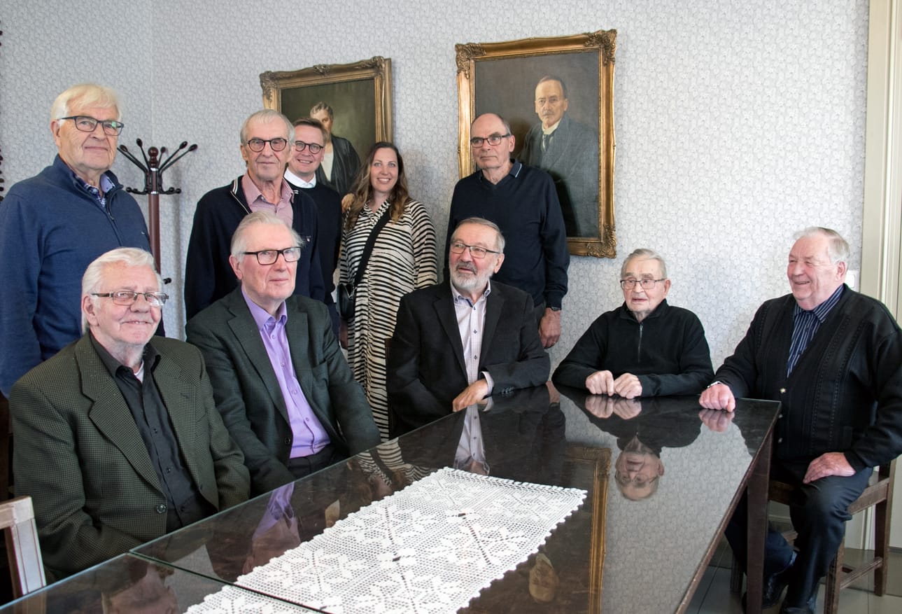 Tarinoita kertoivat Juhani Kuusisaari (edessä vasemmalla), Kalervo Niemelä, Erkki Jyllilä, Aarne Lassila ja Risto Ala-Ikkelä sekä Jussi Kleemola (seisomassa vasemmalla), Heikki Ketola sekä äitinsä Esterin haastatellut Simo Koski-Lammi (oikealla). Nuorempaa väkeä edustivat puheenjohtaja Mikko-Pekka Hanski ja projektipäällikkö Marjo Kiuru-Sundberg.