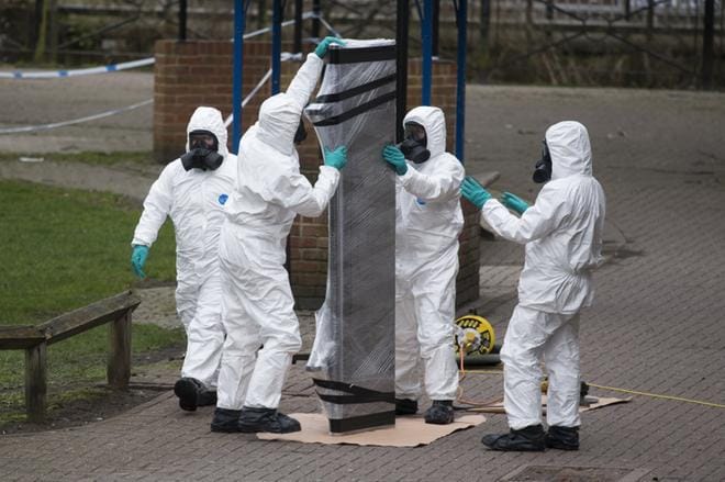 Sotilaat poistavat penkkiä, jolta Sergei Skripal tyttärineen löydettiin tiedottomina Salisburyssä, Britanniassa. Kuva: EPA/Will Oliver