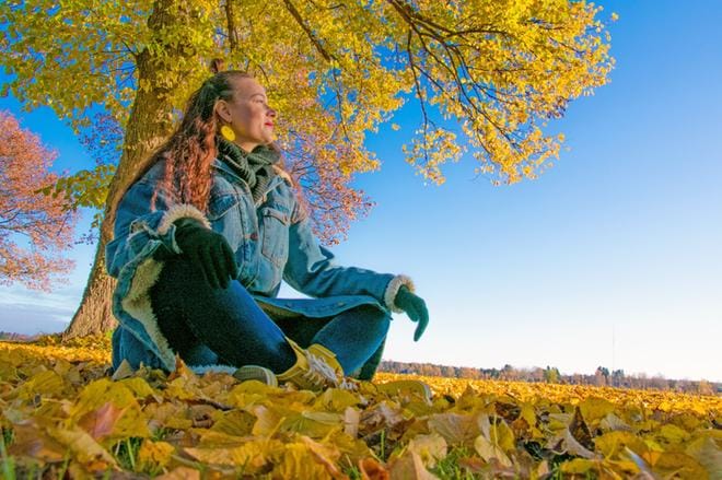 Muun muassa joogaa harrastava Hanna-Mari Ojala on läpikäynyt elämässään vaikeita aikoja, mutta nyt aurinko paistaa. Hän uskoo, että positiivinen ajattelu luo positiivista todellisuutta. KUVA: JORMA HAVULA