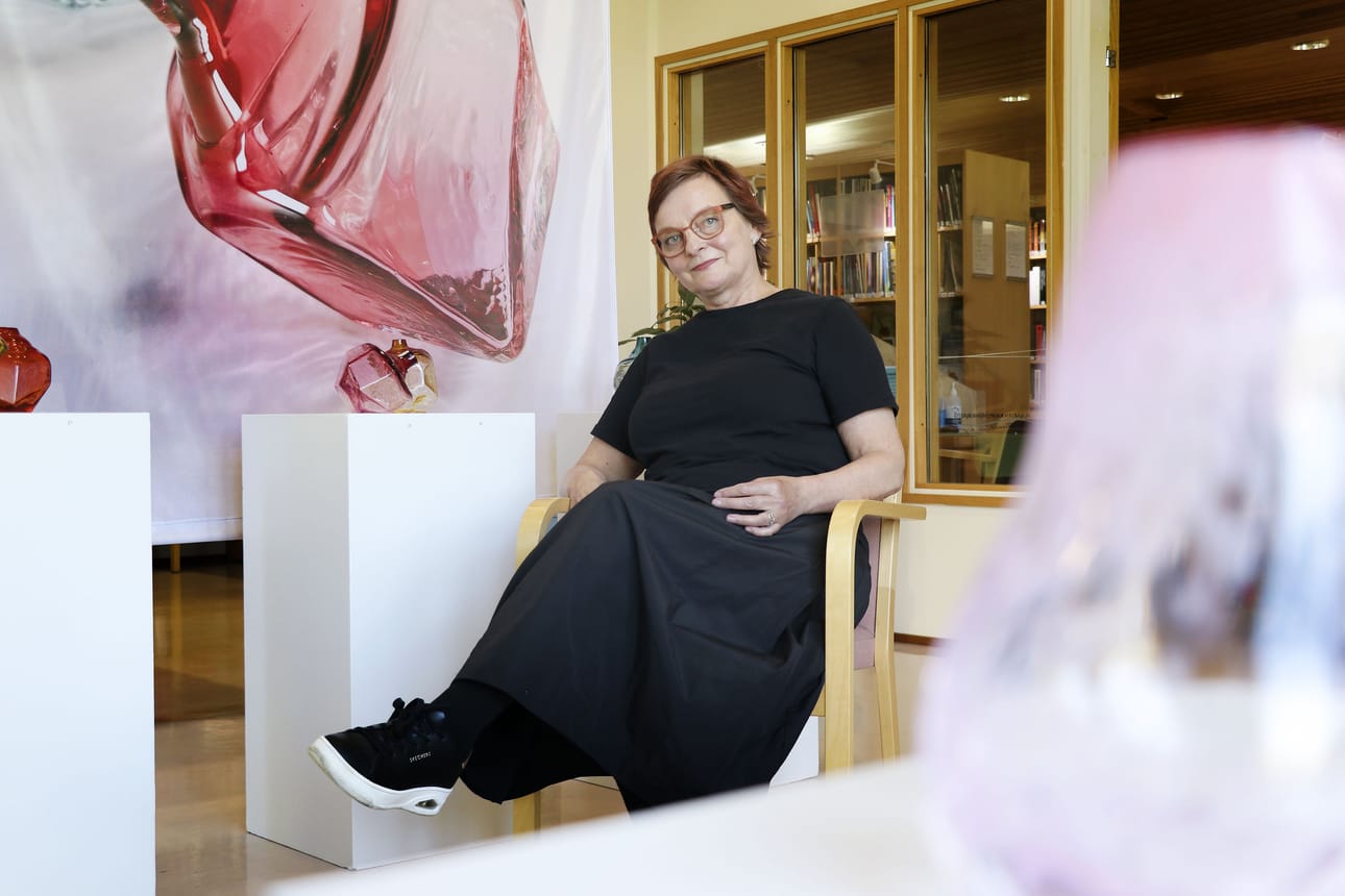 Aiemmin pääasiassa korusuunnittelusta tunnettu kultaseppä Kirsti Doukas valmistui viime vuonna lasinpuhaltajaksi. Nyt hänen lasimutoiluaan on näytillä Alajärven kirjastossa.