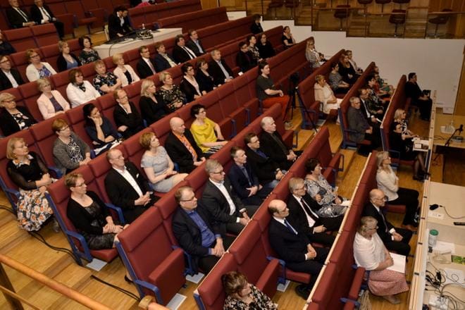 Aisaparin juhlatilaisuuteen oli saapunut paljon yhdistyksen vaikutusalueella asuvia ihmisiä. Paikalle oli myös saapunut kuntien johtajia, joille lahjoitettiin tilaisuudessa Aisaparin toimesta koivut. KUVAT: MARKKU TURPELA