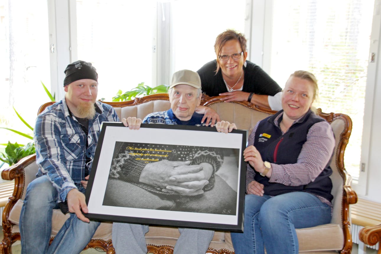 Erkki Tajakan kädet ovat tehneet paljon. Mäkelänrinteen asukkaiden kädet kuvasi Sami Stenroos, valmiit taulut lahjoitti Katja Korvanen ja lahjasta nauttii myös Katri Muhonen.