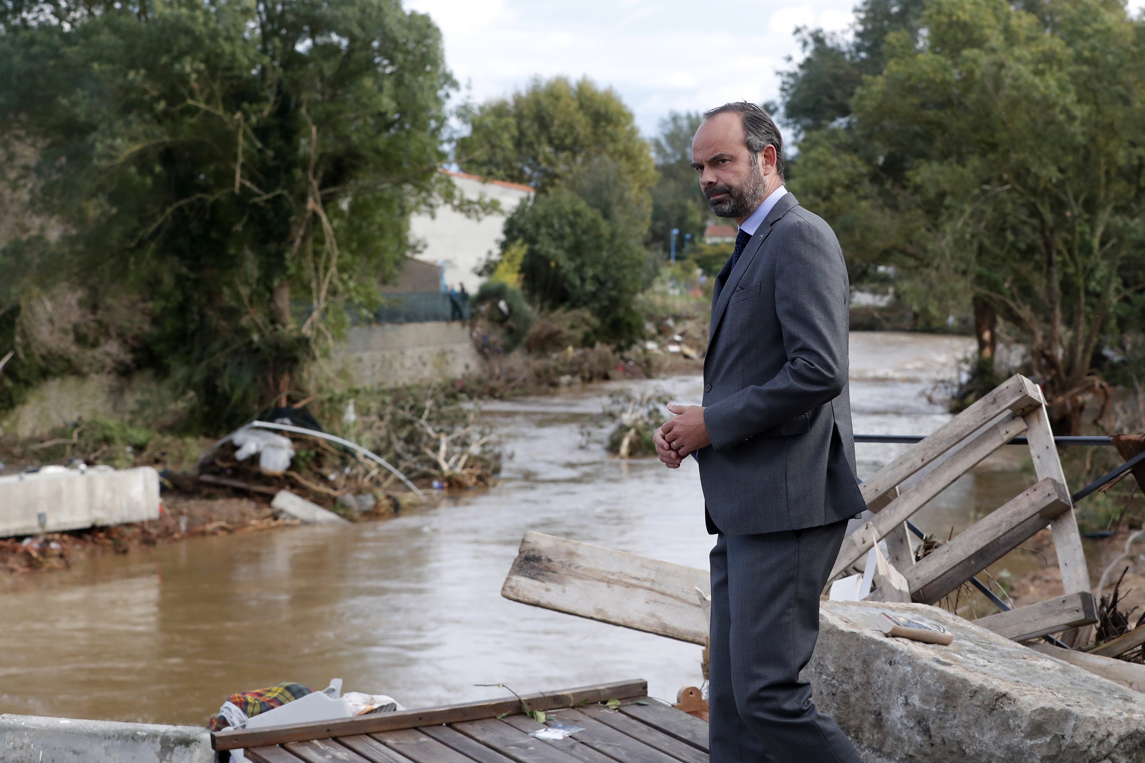 Ranskan pääministeri Édouard Philippe lensi helikopterilla tulva-alueelle seuraamaan pelastustöitä.