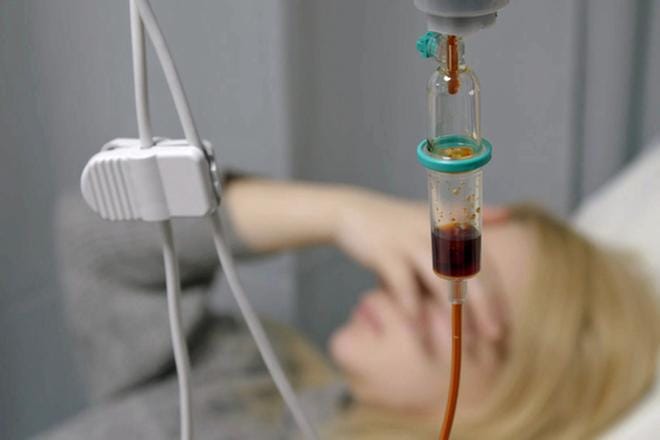 Ruotsissa ferritiini mitataan odottavilta äideiltä, mutta Suomessa seurataan vain hemoglobiiniarvoja. Tarvitsevatko kaikki raudanpuutteesta kärsivät hoitoa? Asiantuntijat ovat erimielisiä. KUVA: Yle Kuvapalvelu