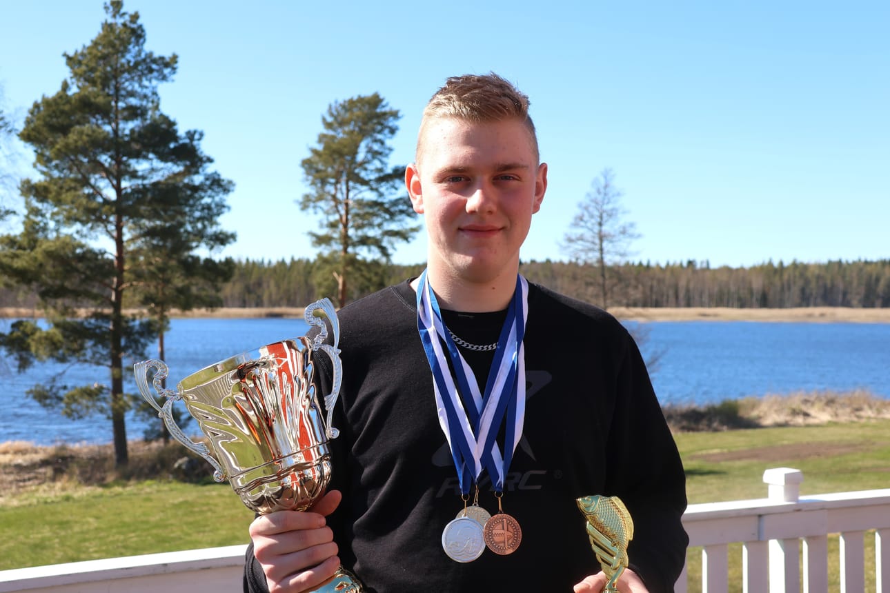 Maximilian Rajasalo kävi noutamassa palkintopokaalin Seinäjoelta. Perhe asuu aivan Pluuminjärven rannalla, mikä on mainio kalapaikka.