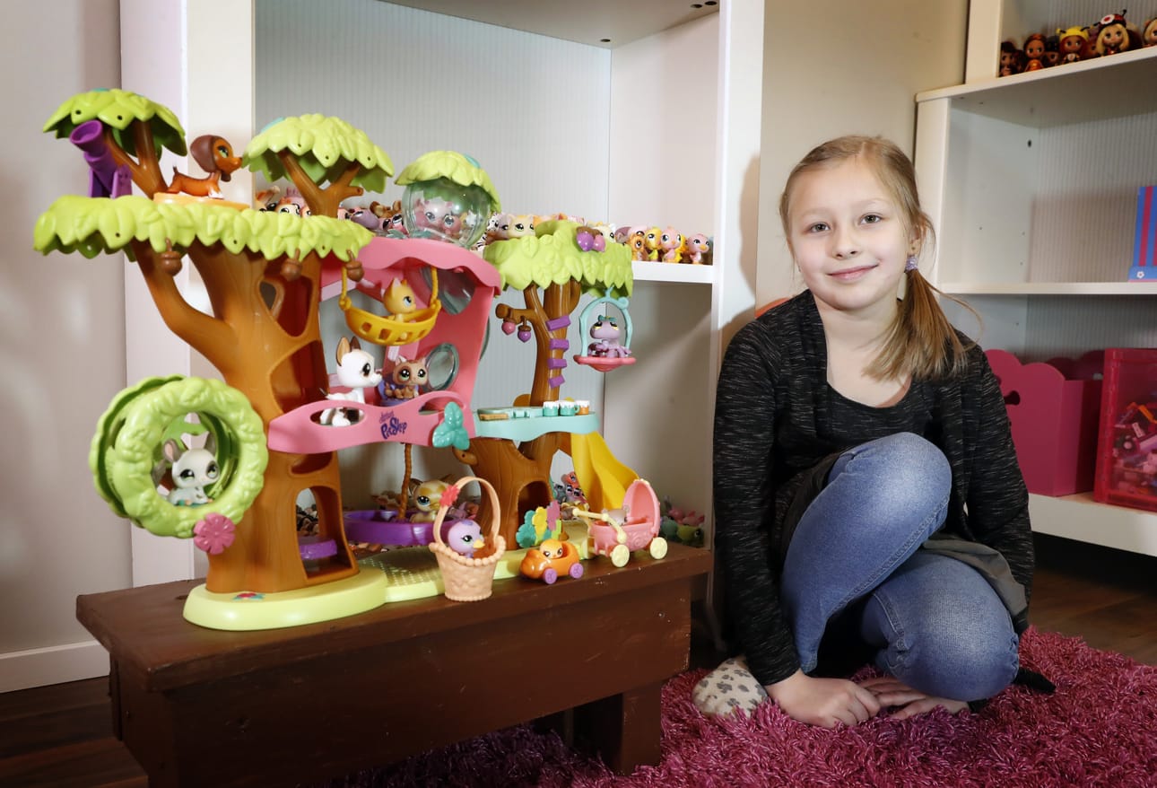 Neea Määttä leikkii ahkerasti kokoelmansa eläimillä. Hänellä on myös 11 Littlest Pet Shop -sarjan taloa.