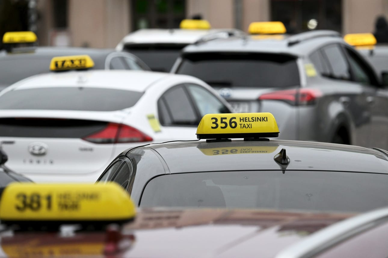Hallitus haluaa kiristää taksialan sääntelyä monin tavoin siitä, kun taksialan kilpailu vapautettiin vuonna 2018. LEHTIKUVA / Markku Ulander