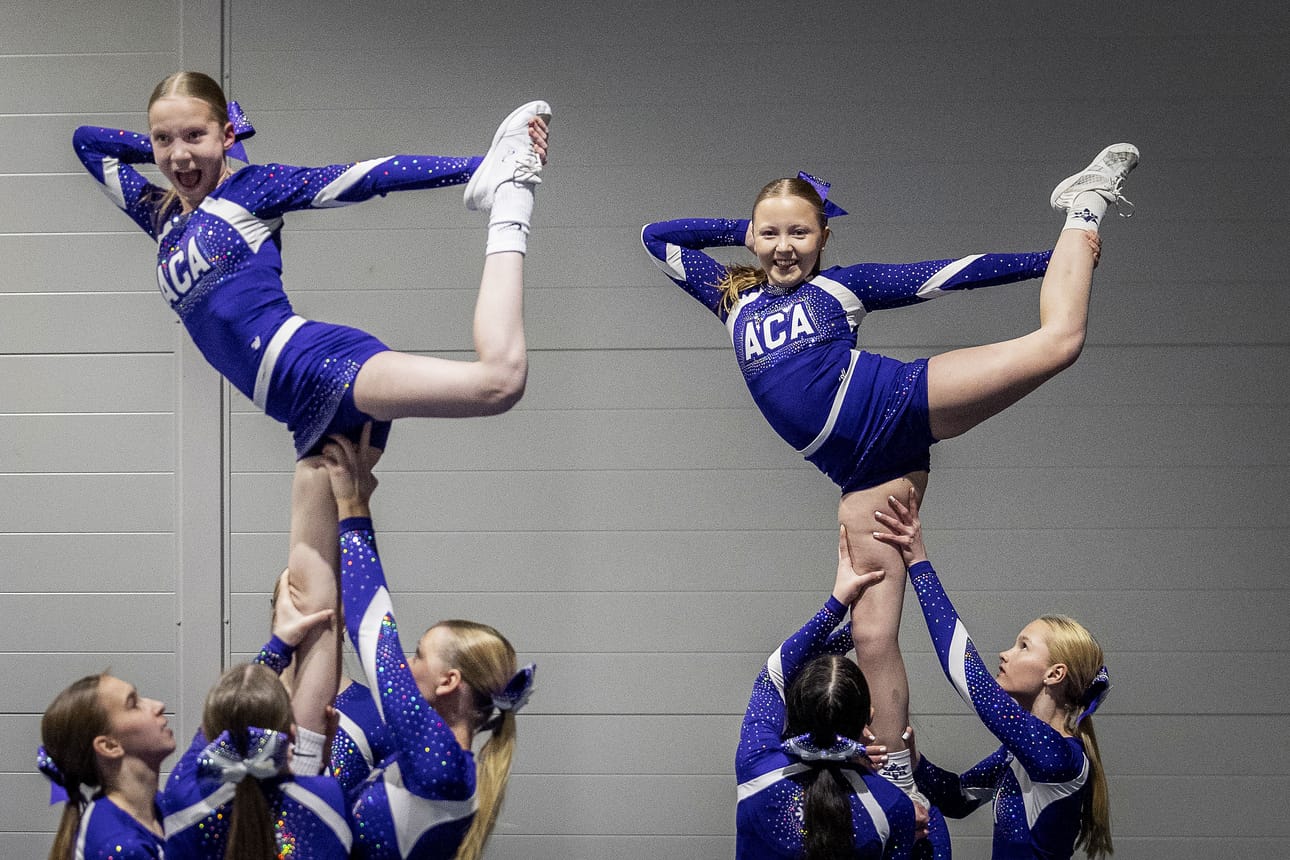 Mukana kikpailuissa on useita lappilaisia cheerleadingjoukkueita Kemistä, Rovaniemetlä ja Muoniosta. Arkistokuvassa rovaniemeläisen Arctic Cheer All-Starin (ACA) taidoonnäytteitä vuodelta 2024.