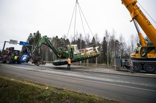 Ruoppauslautta putosi lavetilta ajoradalle Kanavasillantiellä. KUVA: JARNO PELLINEN