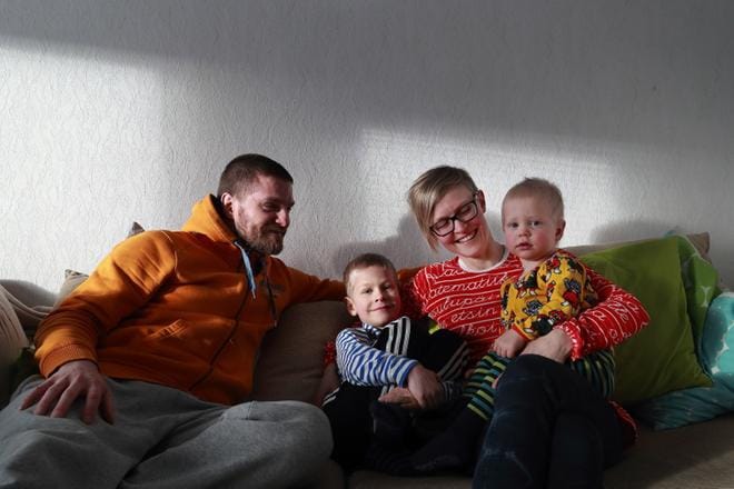 Sairauden aikana Tuomas Takala ja Leena Kortteenperä-Takala saivat paljon apua lähipiiriltä. Kuva: Jaakko Elenius