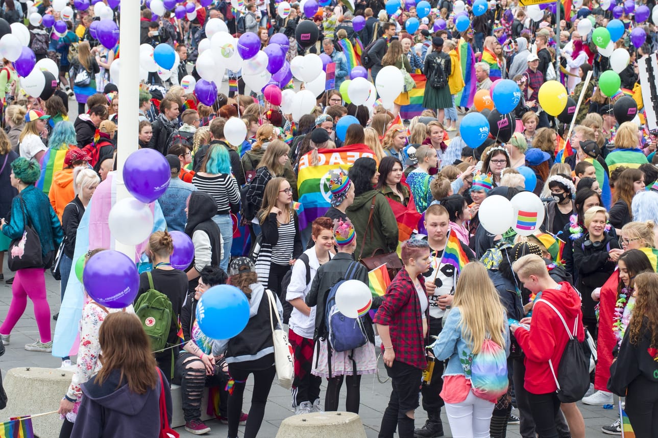 Helsinki Pride -kulkueessa marssittiin lauantaina 1. heinäkuuta muun muassa translain muuttamisen puolesta.