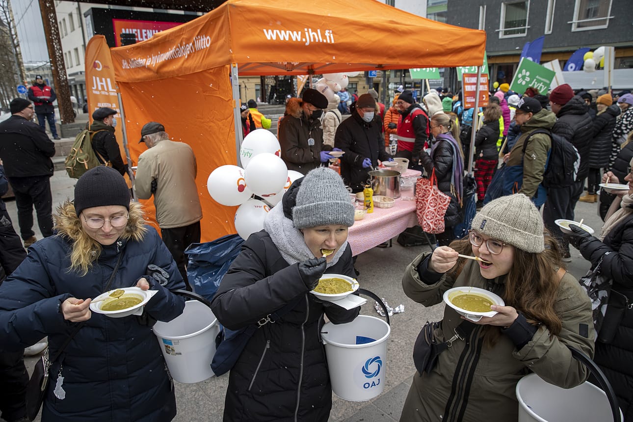 Kaukovainion koulun opettajat Sirpa Marttila (vas), Sohvi Sundqvist-Holappa ja Niina Sauvola osallistuivat kunta-alan mielenosoitukseen Rotuaarilla huhtikuun alussa.