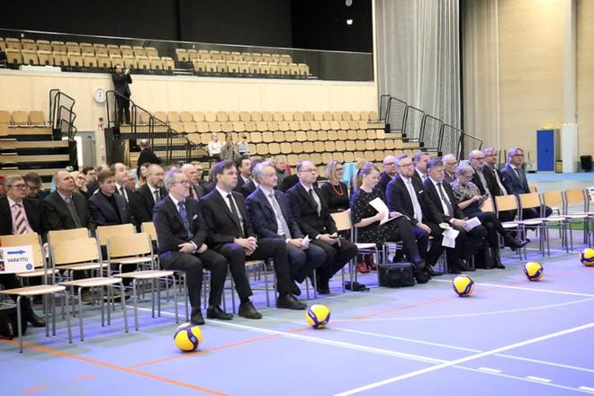 Pääkatsomo oli tyhjänä monitoimihallin vihkiäisissä. Heti tilaisuuden jälkeen hallilla pidettiin kuitenkin avoimien ovien päivä. KUVA: JOHANNA KATAJA