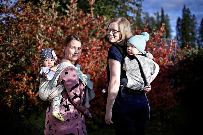 Kerttu Maijala (vas.) istuu Sandra Maijalan selässä slipari karkkikepillä –sidonnassa. Anu Palomäki kantaa Toivo Konttilaa Wombat-kantorepussa. KUVAT: TOMI KOSONEN