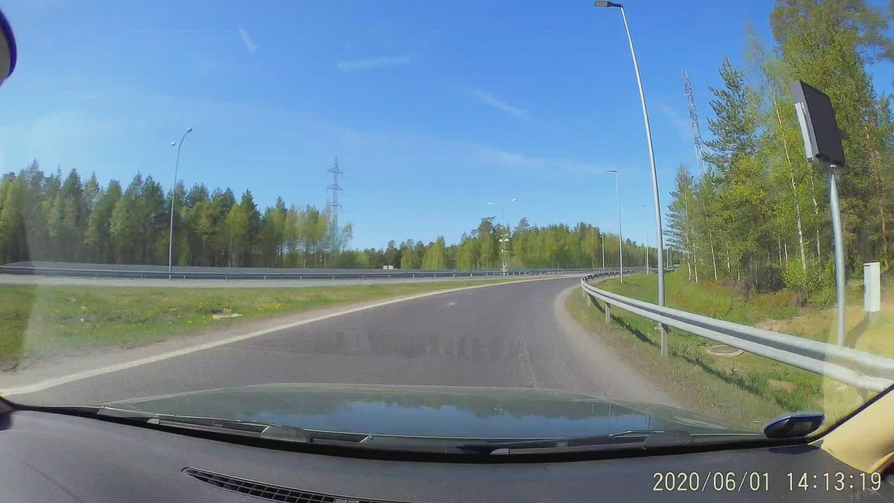 Lukijavideo: Raskas ajo­neu­vo rik­kou­tui Poh­jan­tien Lin­tu­lan ram­pil­la
