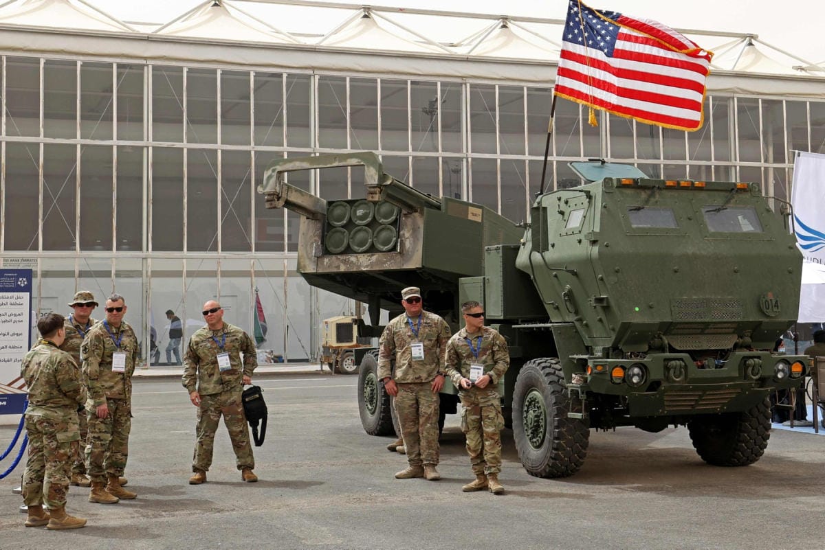 Viranomaislähteen mukaan HIMARS-raketinheitinjärjestelmiä ei ole tarkoitus käyttää iskuihin Venäjälle. Kuvassa HIMARS-järjestelmä on esillä messuilla Saudi Arabiassa. LEHTIKUVA/AFP