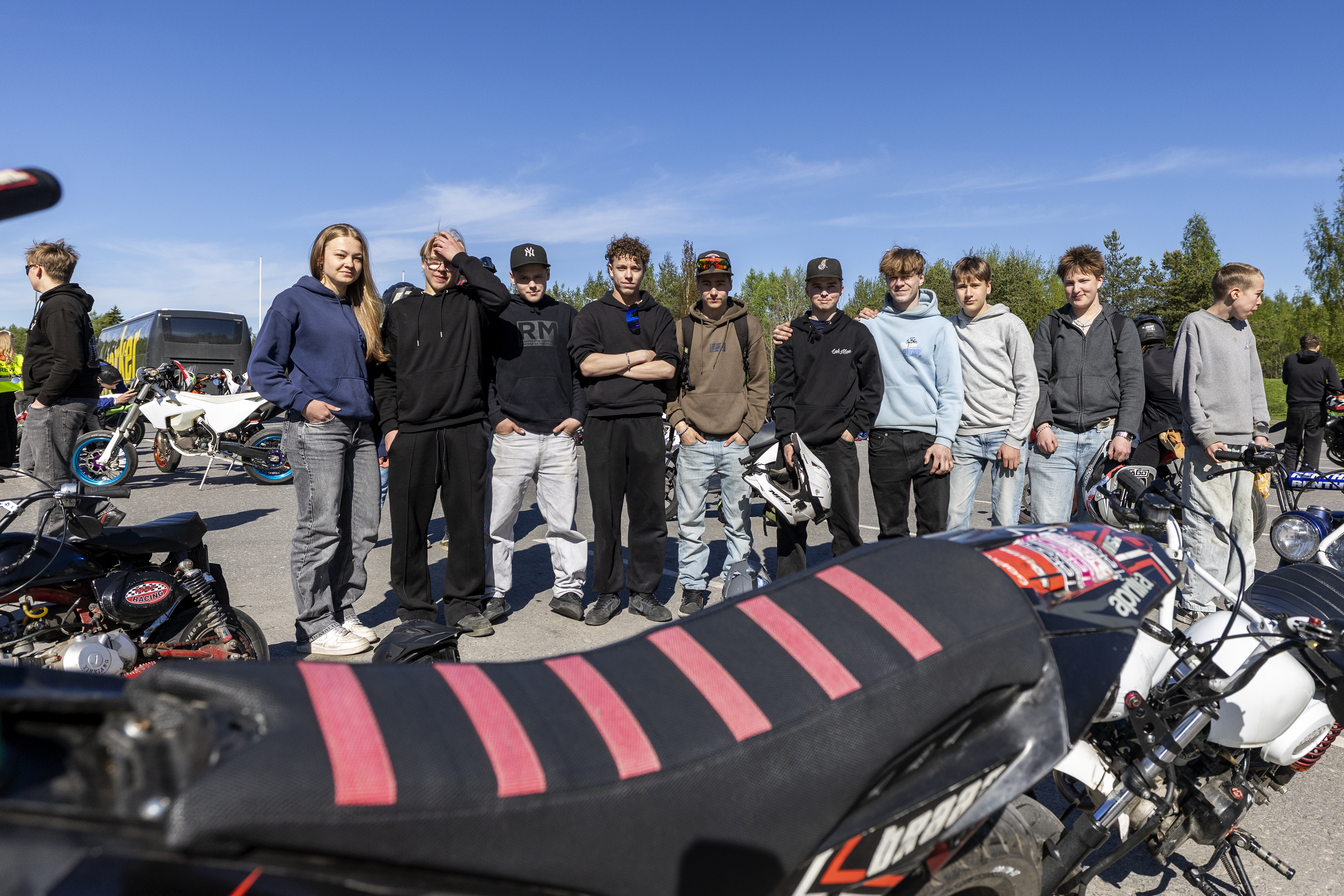 Tytti Häkkilä (vasemmalla), Tuukka Huttunen, Oiva Huttunen, Onni Rehu, Rasmus Kallioranta, Jeremia Vengasaho, Juuso Mikkola, Miska Kallioranta, Eemeli Kärkkäinen ja Jalo Kosunen saapuivat kaikki Ouluhallille miitin aloitukseen.