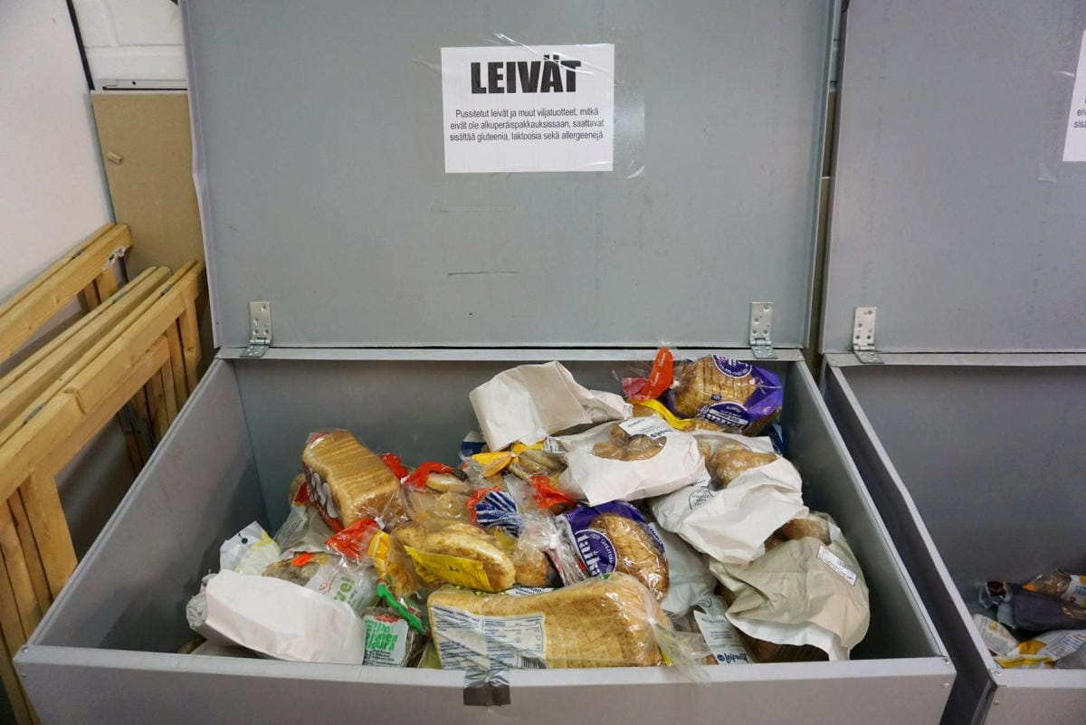 Ruoka-apua tarjoavista toimijoista kaksi kolmasosaa kertoi asiakasmäärien kasvusta maalis-huhtikuussa verrattuna tammi-helmikuun määriin. Kuva on Vihdin Apajan ruokajaosta. LEHTIKUVA / Handout / Laura Rantanen-Martin