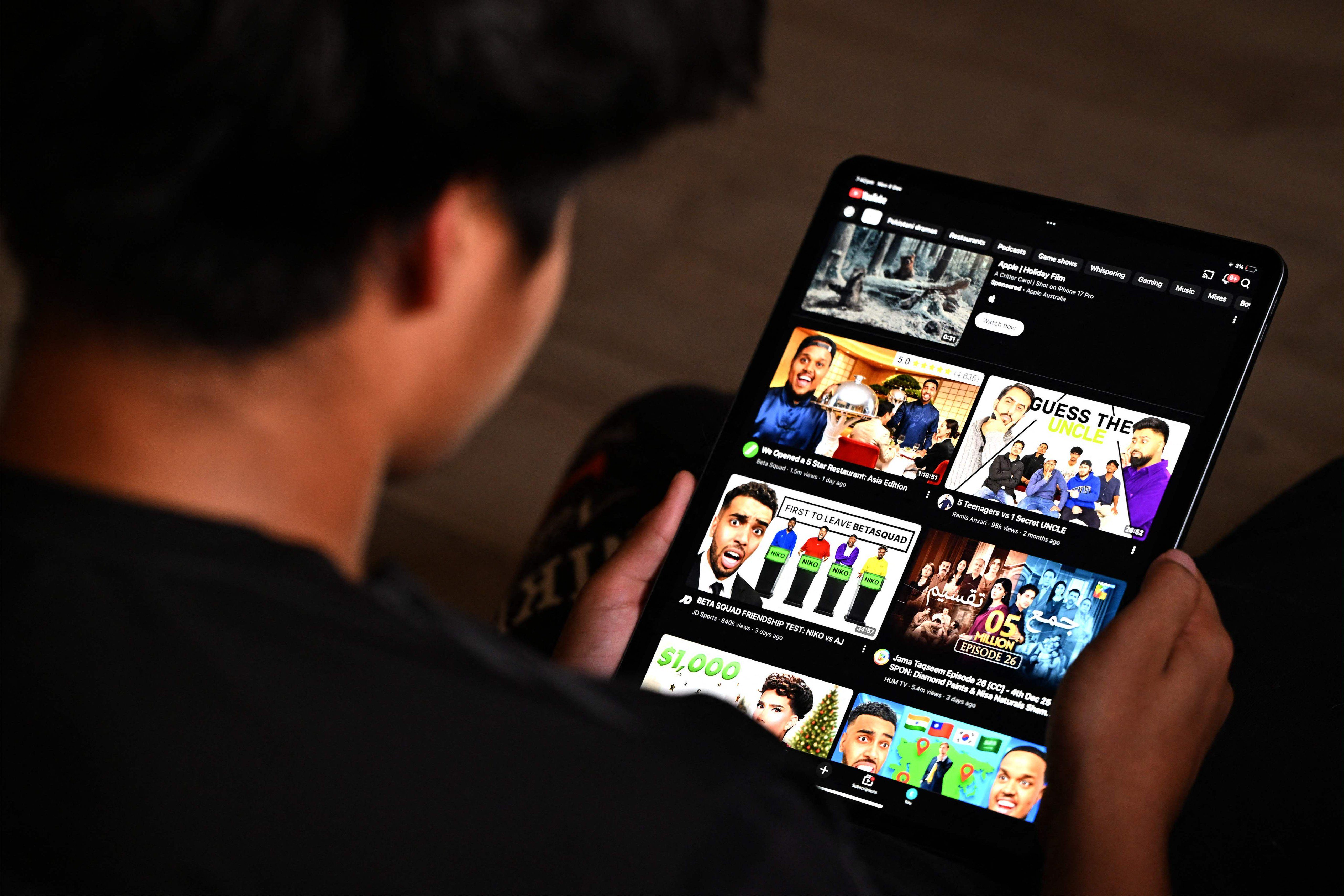 Australian sulki lapsilta kymmenen suosittua somealustaa – Lakia rikkovia yrityksiä uhkaavat jättisakot