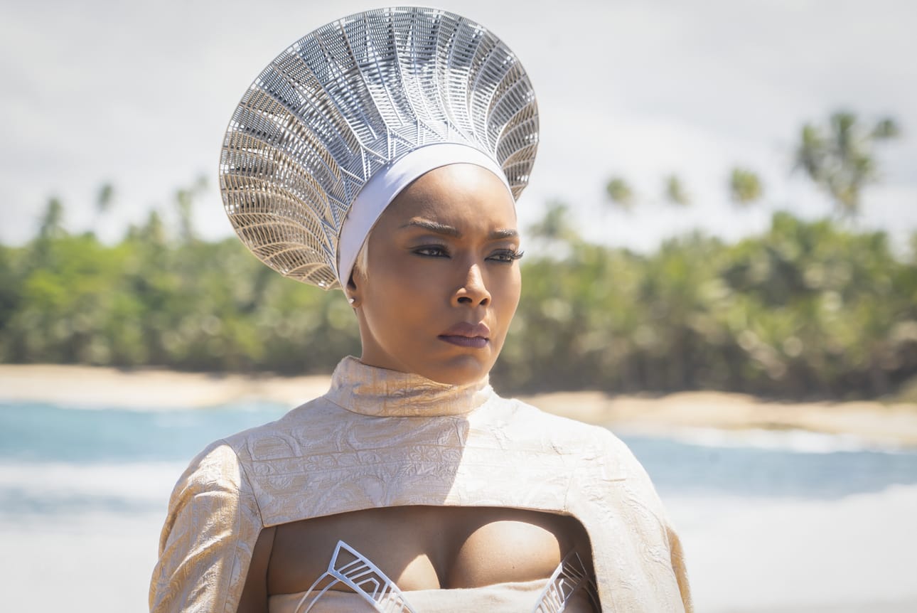 Poikansa kuoltua kuningatar Ramonda (Angela Bassett) joutuu ottamaan Wakandan valtikan.