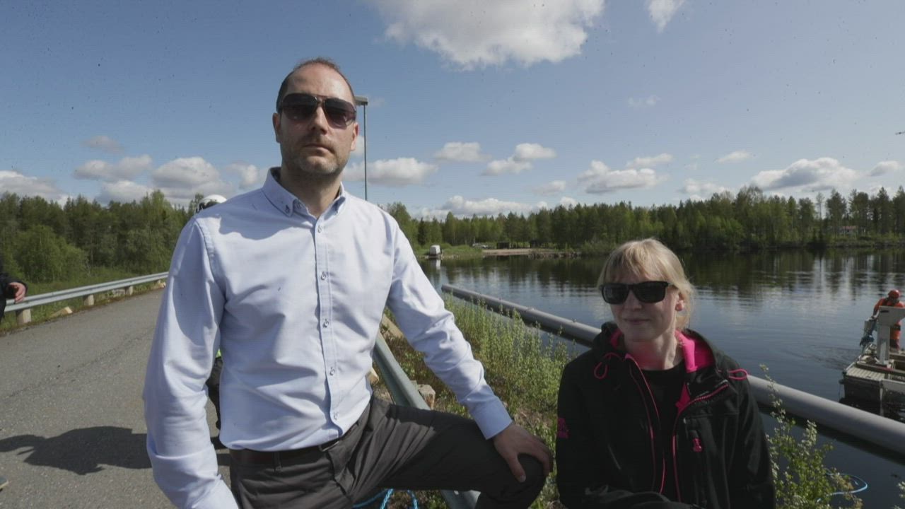 Kalanpoikasia ohjataan merta päin – Näin smolttiaitaa asennetaan Iijokeen