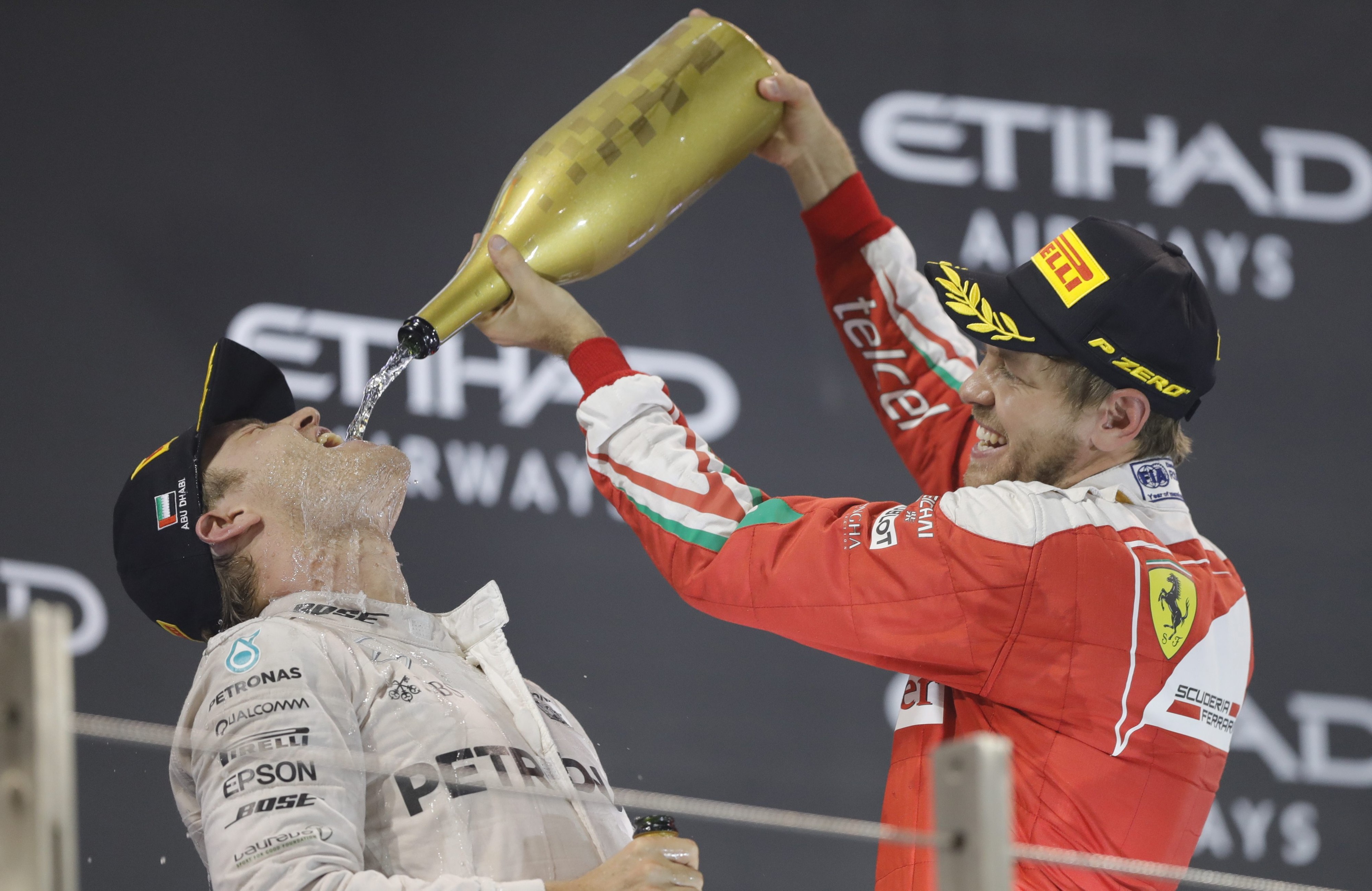 Sebastian Vettel kumosi juhlajuomaa Rosbergin suuhun.