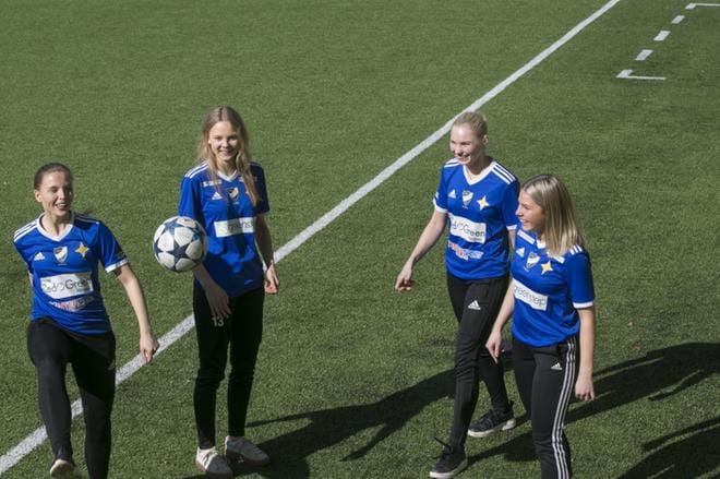 Tässä kuvassa Katariina Ketonen, Ronja Hermanson, Emilia Grönholm ja Ida Antus pallottelevat vielä Hietalahden stadionilla. Kotipelinsä VIFK pelaa jatkossa Nya Ehnvallenilla Gerbyssä. KUVA: MINNA ANTILA