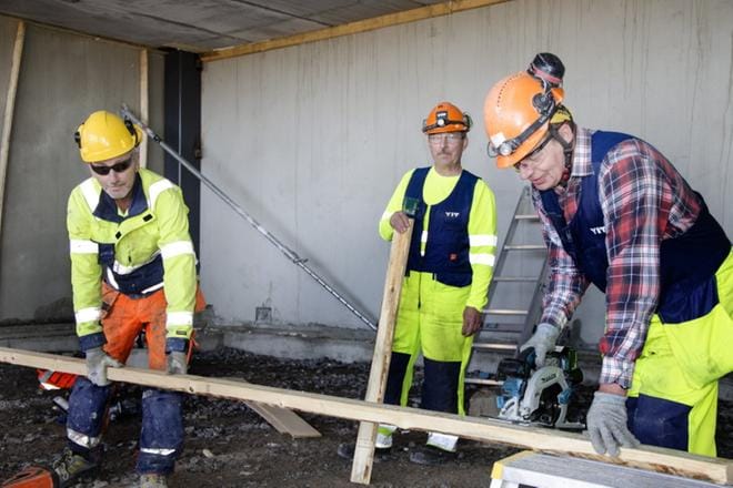 Jari Haapala Kauhavalta sekä Timo Keskimäki ja Martti Heikkinen Laihialta rakentavat olosuhteita eteläpohjalaisen härkäpavun jalostukselle. KUVA: JUHA AHO-PYNTTÄRI