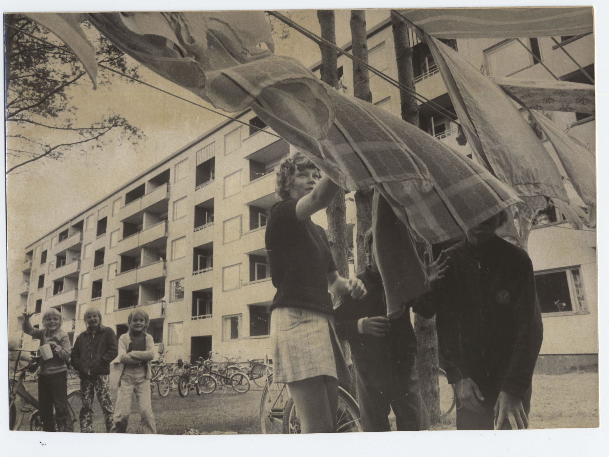 Asuntoja tarvittiin nopeaan tahtiin, kun ihmiset muuttivat kaupunkeihin. Kuvan pyykkipäivän tunnelmat ovat Oulusta Puolivälinkankaalta kesältä 1971.