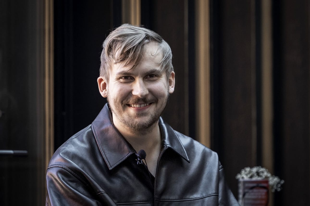 Kantaesityksen säveltäjä. Sebastian Hillin (s. 1990) Cupido (2025), konsertto klarinetille, valoille, akrobatialle ja kamariorkesterille on uuden näyttämöteoksen sävyrikas kiintopiste, mutta myös itsellistä, omaleimaista, ajassa kiinni olevaa säveltaidetta