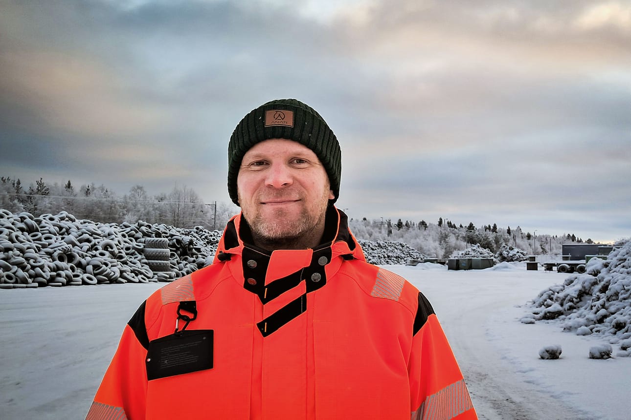 Pohjaset oy:n liiketoiminnan kehitysjohtaja Kari Poikela Kemissä yrityksen ympäristöluvallisella alueella, joka on rakennettu kiertotaloustoiminnan kehittämiseen. Kemin Vilmilässä olevaa aluetta yritys on laajentanut pohjoisen suuntaan. Rengasvallit ovat meluntorjuntaa varten.
