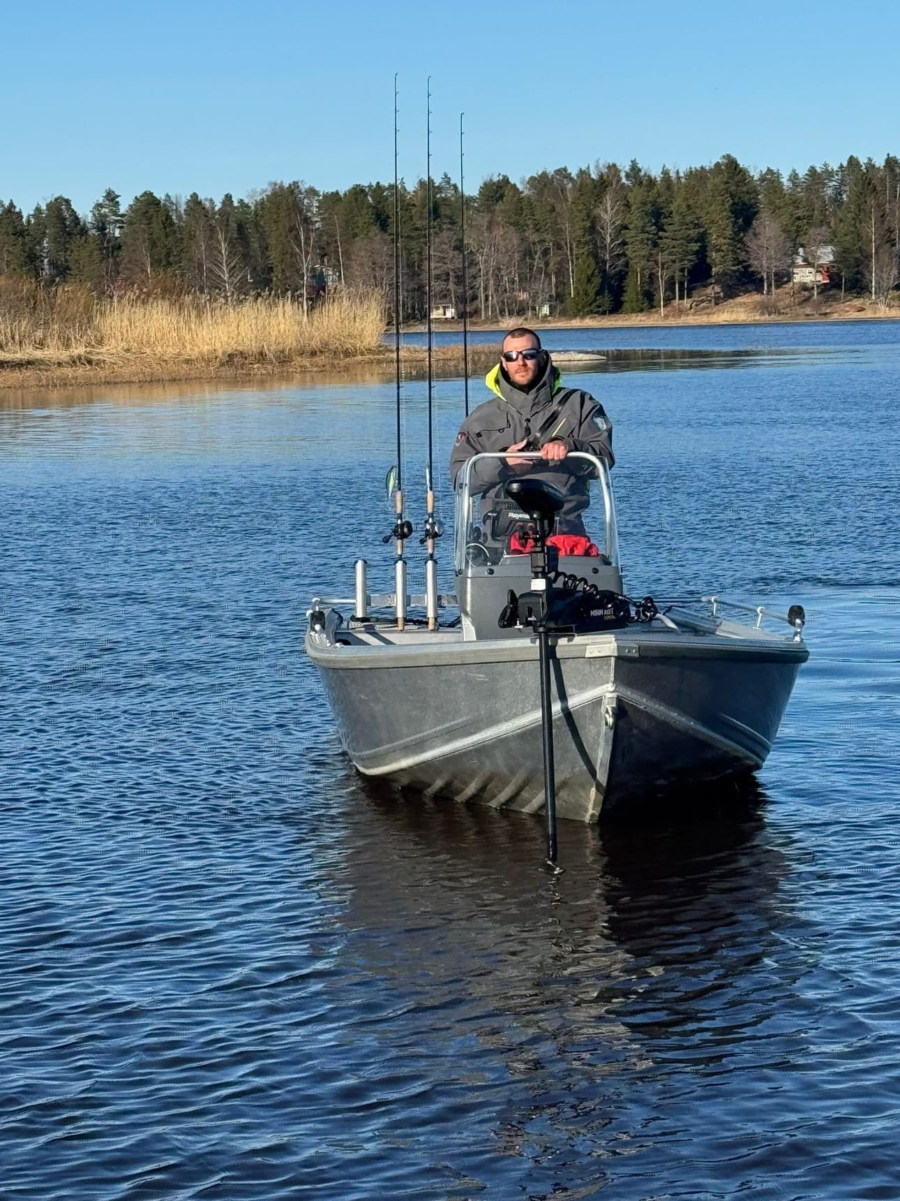 Benjamin Holmkvist oli kalastamassa Tjorellissa, Lakagrunnanin edustalla, kun hän huomasi vedessä erikoisen vieraan.