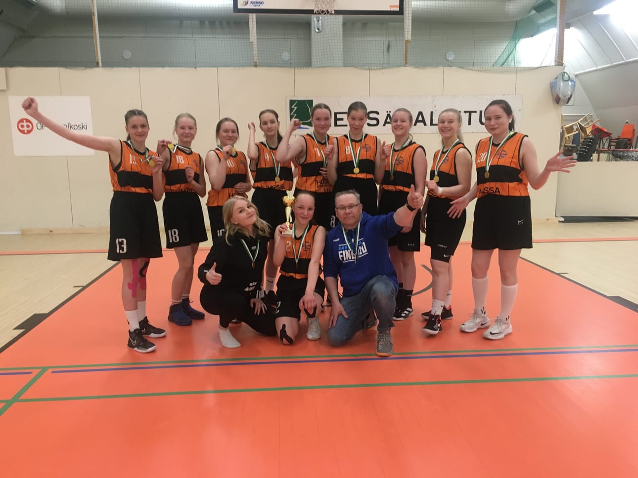 Taivalkosken Kuohun U16-joukkue juhli viime viikonloppuna kotiparketillaan Kaarihallilla Keskisen alueen I-divisioonan mestaruutta.