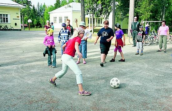 Parkumäen koululla aloitettiin ensimmäinen lakkopäivä polttopallolla. Päivään suunniteltiin myös katutaiteilua ja luontoretkeä.