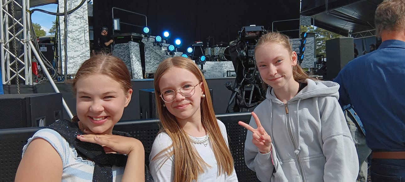 Noora Kortesaari, 11, Roosa Valkeinen, 10 ja Ilona Laukkola, 12 ovat tulleet Haloo Helsinki! -yhtyettä katsomaan.