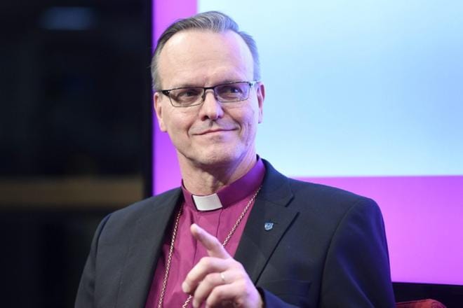 Pohjalaiset tukijat antavat Tapio Luomalle kiitosta hänen arvoistaan ja esiintymistaidoistaan. KUVA: LEHTIKUVA / HEIKKI SAUKKOMAA
