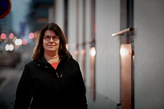 Maarit Lehtonen on työskennellyt esimerkiksi myyjänä, bussikuskina ja 17 vuotta tehdastyössä Hän valmistui lähihoitajaksi 55-vuotiaana, viran hän sai 57-vuotiaana. Lehtonen toivoo polkunsa rohkaisevan muitakin hoitoalaa miettiviä KUVA: TANJA KORPELA