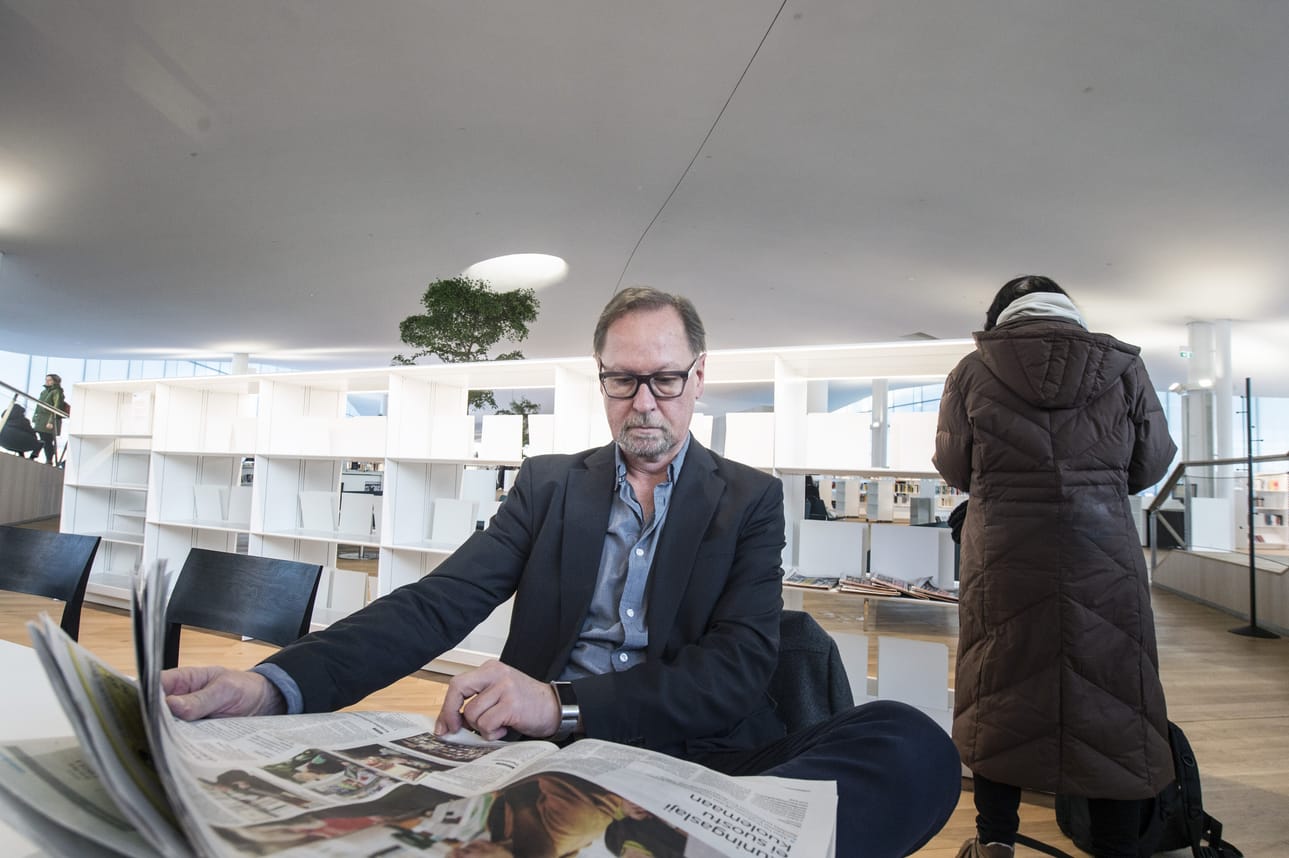 "Kun uutisia jaetaan ja luetaan sosiaalisessa mediassa, hämärtyy käsitys siitä, kuka uutisen on julkaissut", sanoo professori Esa Väliverronen. Hänen mukaansa valeuutiset eivät ole iso ilmiö Suomessa, jossa luotetaan vahvasti perinteiseen mediaan.