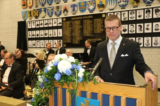 Vuosi sitten kaupungin perinteistä itsenäisyyspäivän juhlaa ei voitu pitää normaalisti. Juhla streamattiin entiseltä Lentosotakoululta, ja sitä pystyi seuraamaan verkosta myös myöhemmin. Ohjelma sisälsi kaupunginjohtaja Markku Lumion tervehdyksen, musiikillisen tarinan sotalentäjästä Kauhava Big Band solisteineen sekä kulttuuripalkinnon luovutuksen. Tänä vuonna juhla pidetään 6.12. Härmän Kylpylän Lakeus-salissa.
