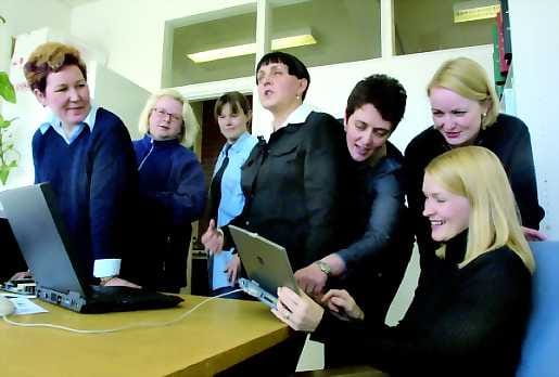 Innolla mukana . Eila Ilkko (vas.), Anneli Heikkinen, Leena Teräs, Marja-Leena Haataja, Irma Toivonen-Okuogume, Marjo Riitta Tervonen ja Johanna Matinmikko ovat WomenIT-hankkeen puuhanaisia. Projektin Oulun toimisto on Kasarmintie neljässä, pääpaikka Kajaanissa.