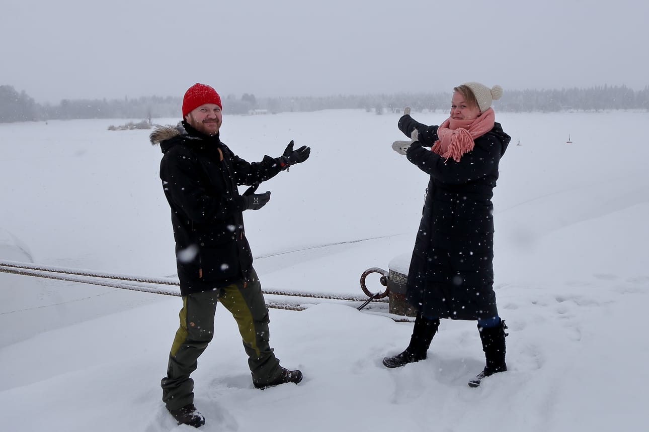 Timo Kesti ja Anna Latomaa tuovat joukkoineen Pikkulahdelle uusia ja vanhoja huvituksia. – Viikonlopuksi on luvattu kaunista, aurinkoista säätä, järjestäjät iloitsevat.