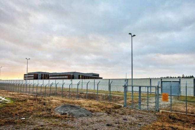 Turun Saramäen vankila (kuvassa) ja Riihimäen vankila ovat korkeimman turvaluokituksen vankilat Suomessa, ja siksi niihin on sijoitettu maan vaarallisimmat vangit, kuten UB:n jäseniä. KUVA: Timo Jakonen