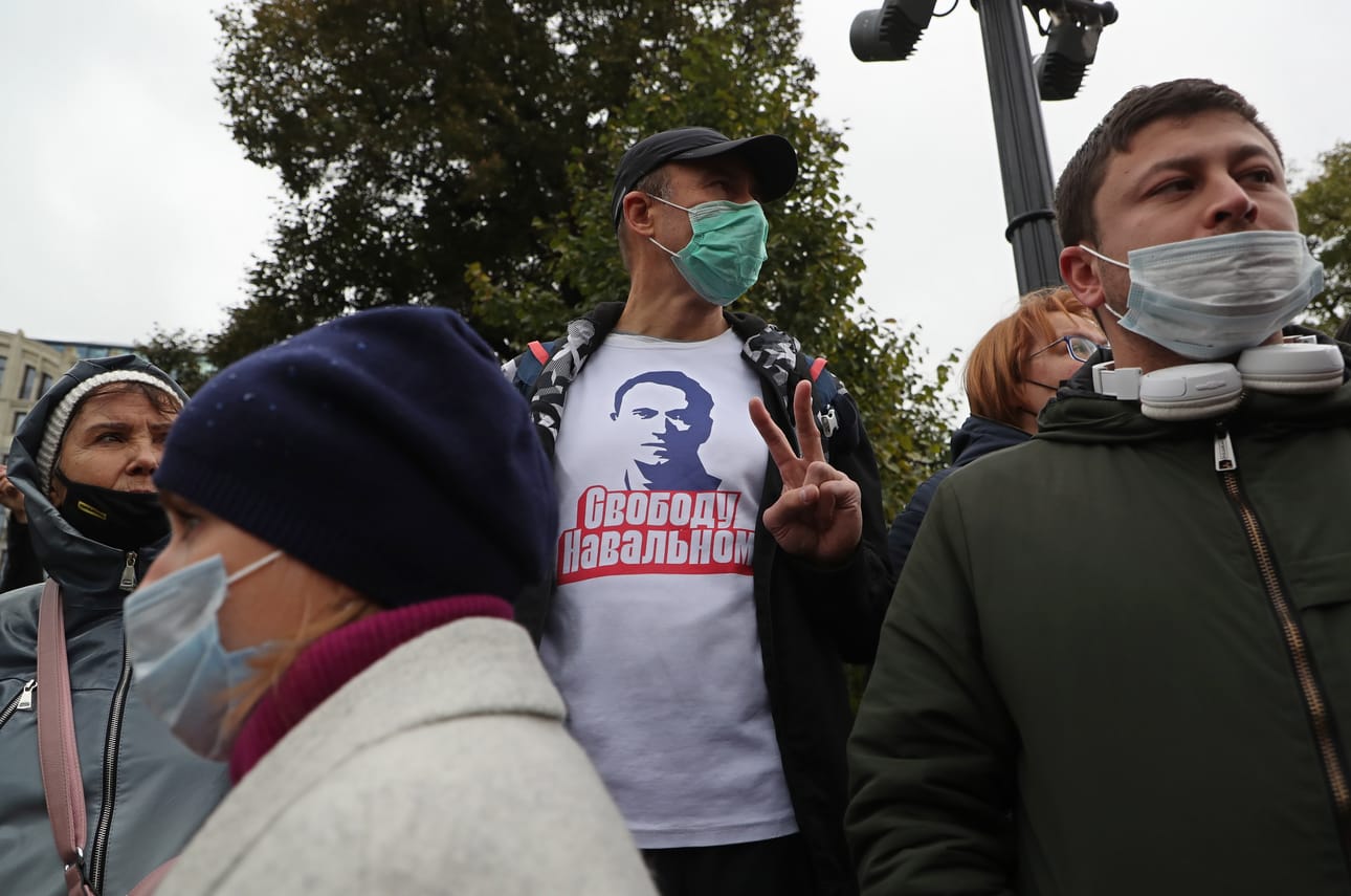 Joukko mielenosoittajia vaati vapautta Aleksei Navalnyille Moskovassa raskaasti vääristeltyjen duumanvaalien jälkeen syyskuussa. Catherine Belton arvelee Navalnyin olleen rohkea palatessaan Venäjälle, mutta massaprotestit eivät ole kasvaneet vuoden 2013 kaltaisiin mittasuhteisiin. Silloin Kreml taipui muuttamaan Navalnyin tuomion ehdolliseksi. Enää Kremlissä ei liberaaleja ääniä kuunnella.