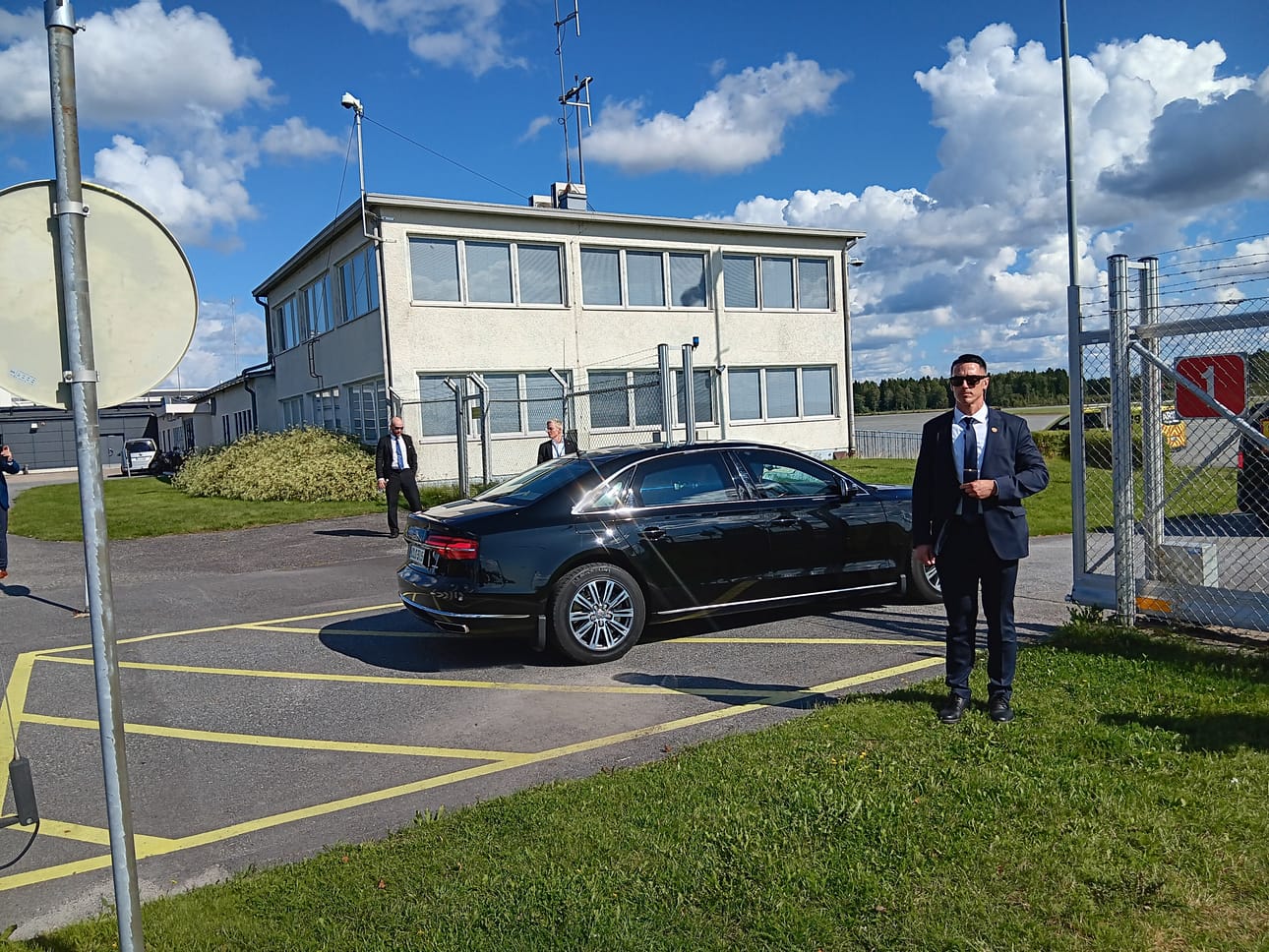 Kuninkaallisia kuljettanut auto ajoi suoraan lentokentän porteista sisään.